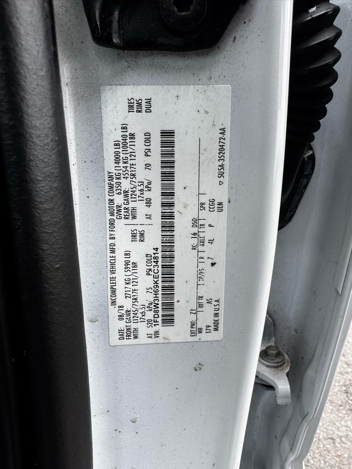 Ford Super Duty F-350 DRW Lariat 4WD Crew Cab 179" WB 60" CA 2019