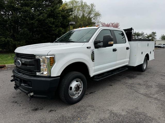 White 2019 Ford F-350 Super Duty Chassis Lariat Crew Cab DRW 4WD Pickup Truck Four-Wheel Drive 6-Speed Automatic