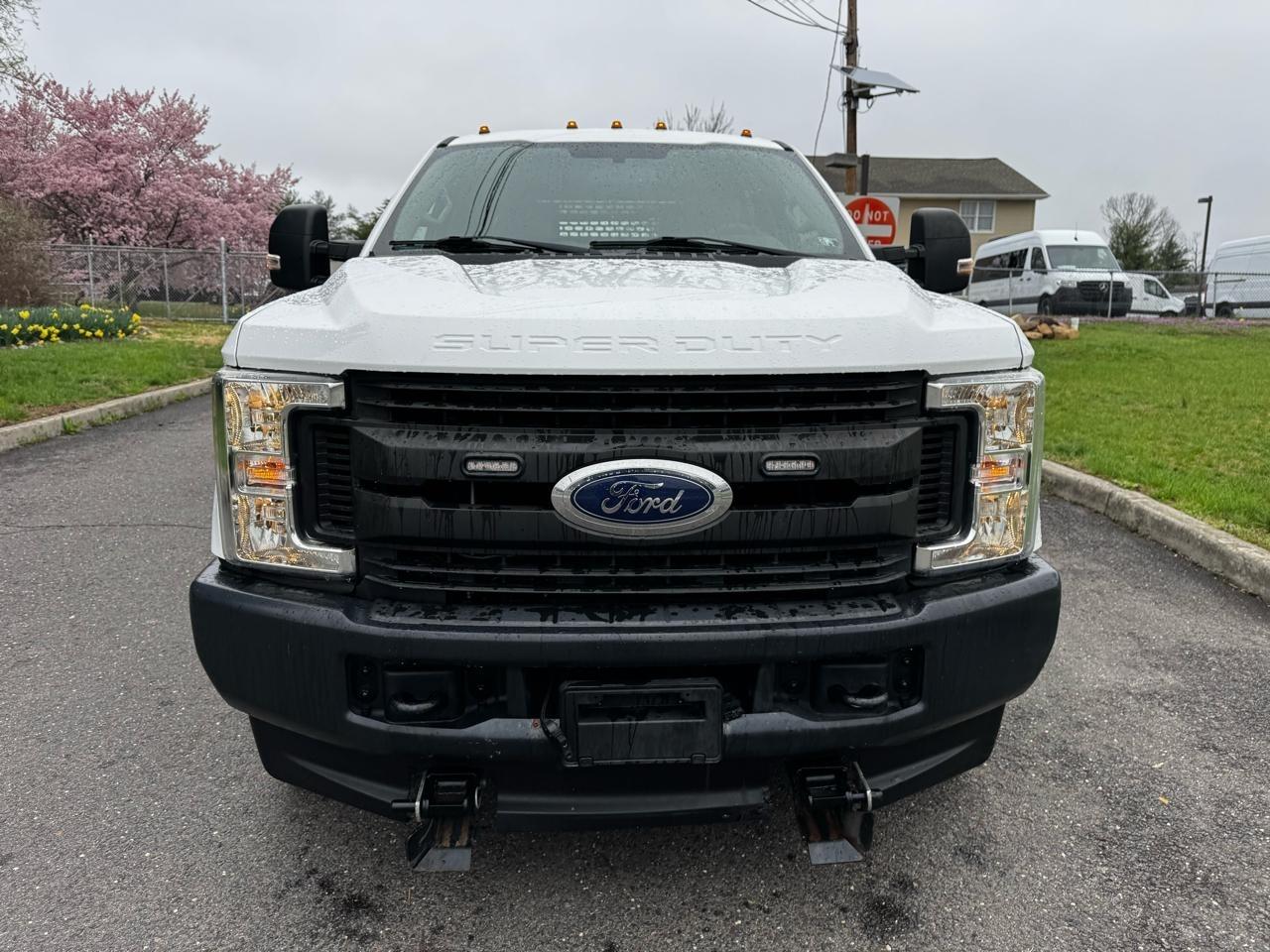 Ford Super Duty F-350 DRW Lariat 4WD Crew Cab 179" WB 60" CA 2019