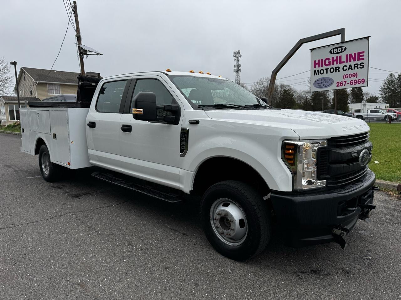 Ford Super Duty F-350 DRW Lariat 4WD Crew Cab 179" WB 60" CA 2019