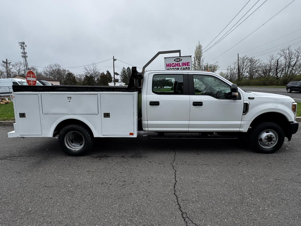 Ford Super Duty F-350 DRW Lariat 4WD Crew Cab 179" WB 60" CA 2019