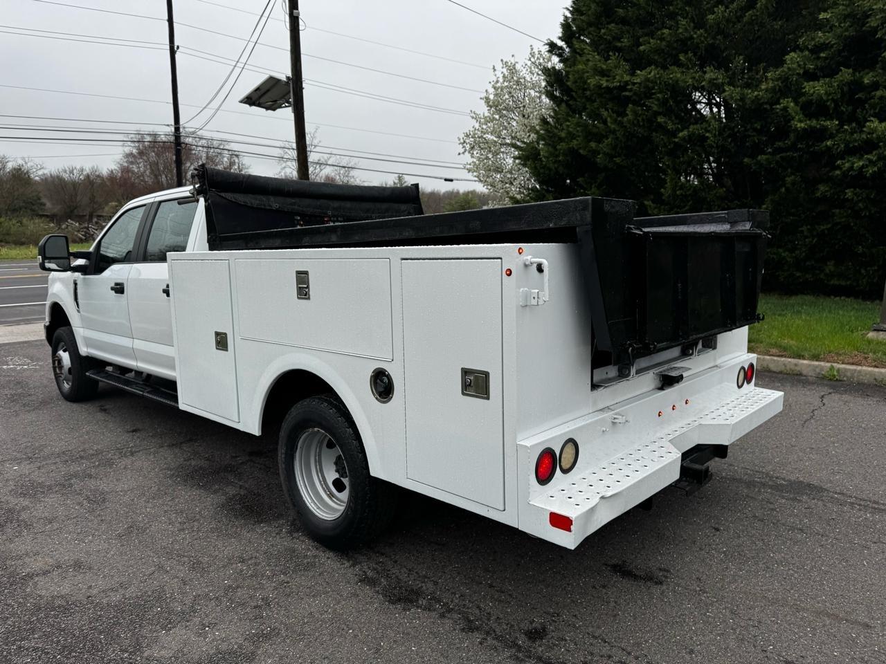 Ford Super Duty F-350 DRW Lariat 4WD Crew Cab 179" WB 60" CA 2019