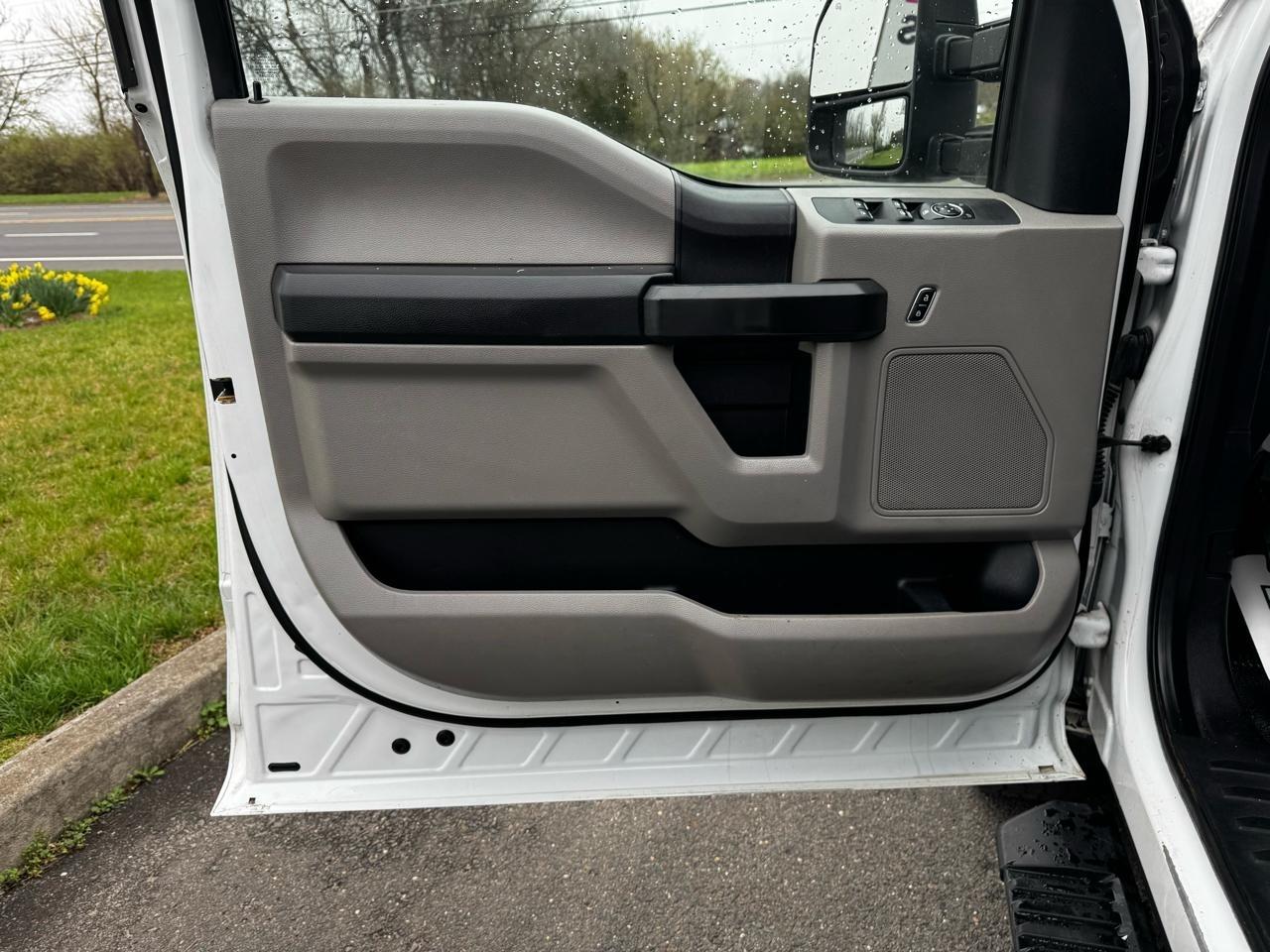 Ford Super Duty F-350 DRW Lariat 4WD Crew Cab 179" WB 60" CA 2019