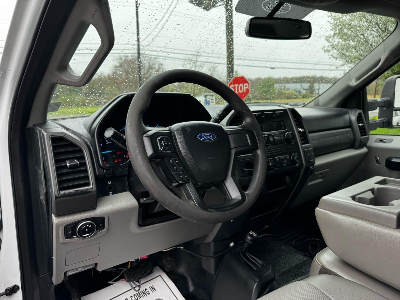 Ford Super Duty F-350 DRW Lariat 4WD Crew Cab 179" WB 60" CA 2019