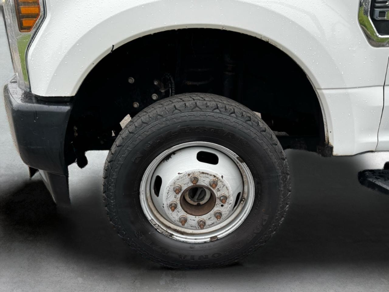 Ford Super Duty F-350 DRW Lariat 4WD Crew Cab 179" WB 60" CA 2019