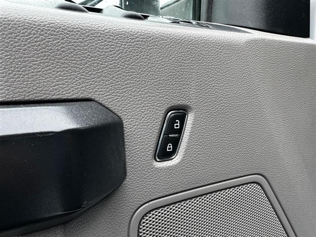 Ford Super Duty F-350 DRW Lariat 4WD Crew Cab 179" WB 60" CA 2019
