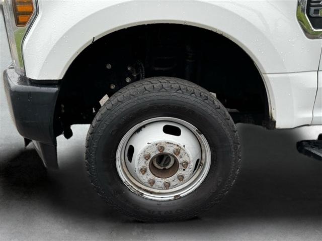 Ford Super Duty F-350 DRW Lariat 4WD Crew Cab 179" WB 60" CA 2019