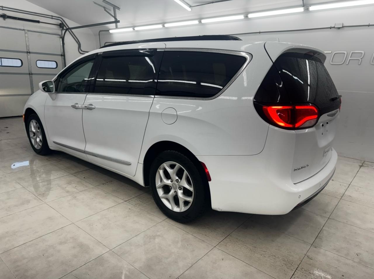 Chrysler Pacifica Touring-L FWD 2017