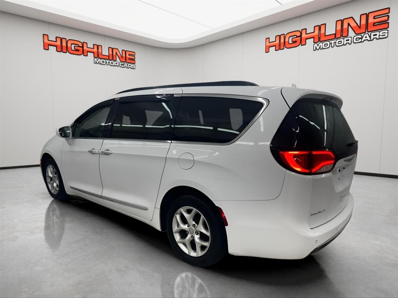 Chrysler Pacifica Touring-L FWD 2017