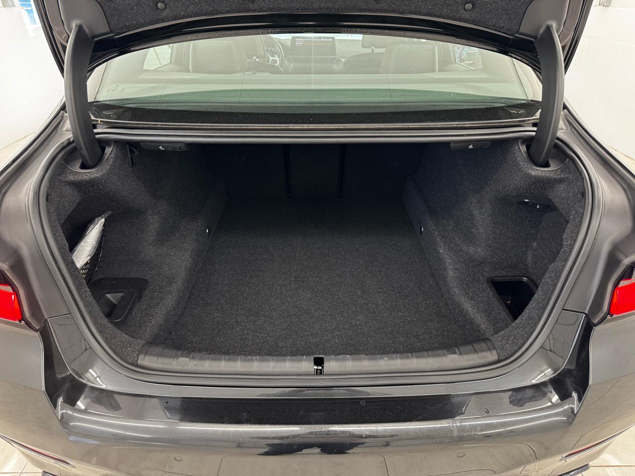 BMW 5 Series M550i xDrive Sedan 2021