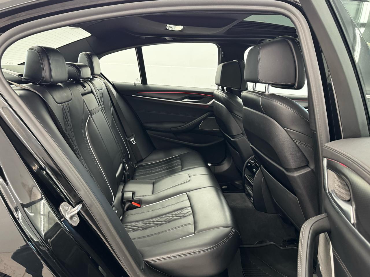 BMW 5 Series M550i xDrive Sedan 2021