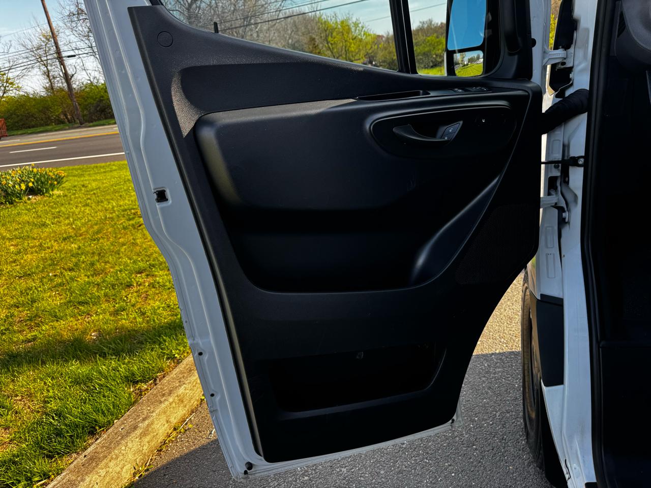 Mercedes-Benz Sprinter Cargo Van 2500 Standard Roof I4 Diesel 144" RWD 2025