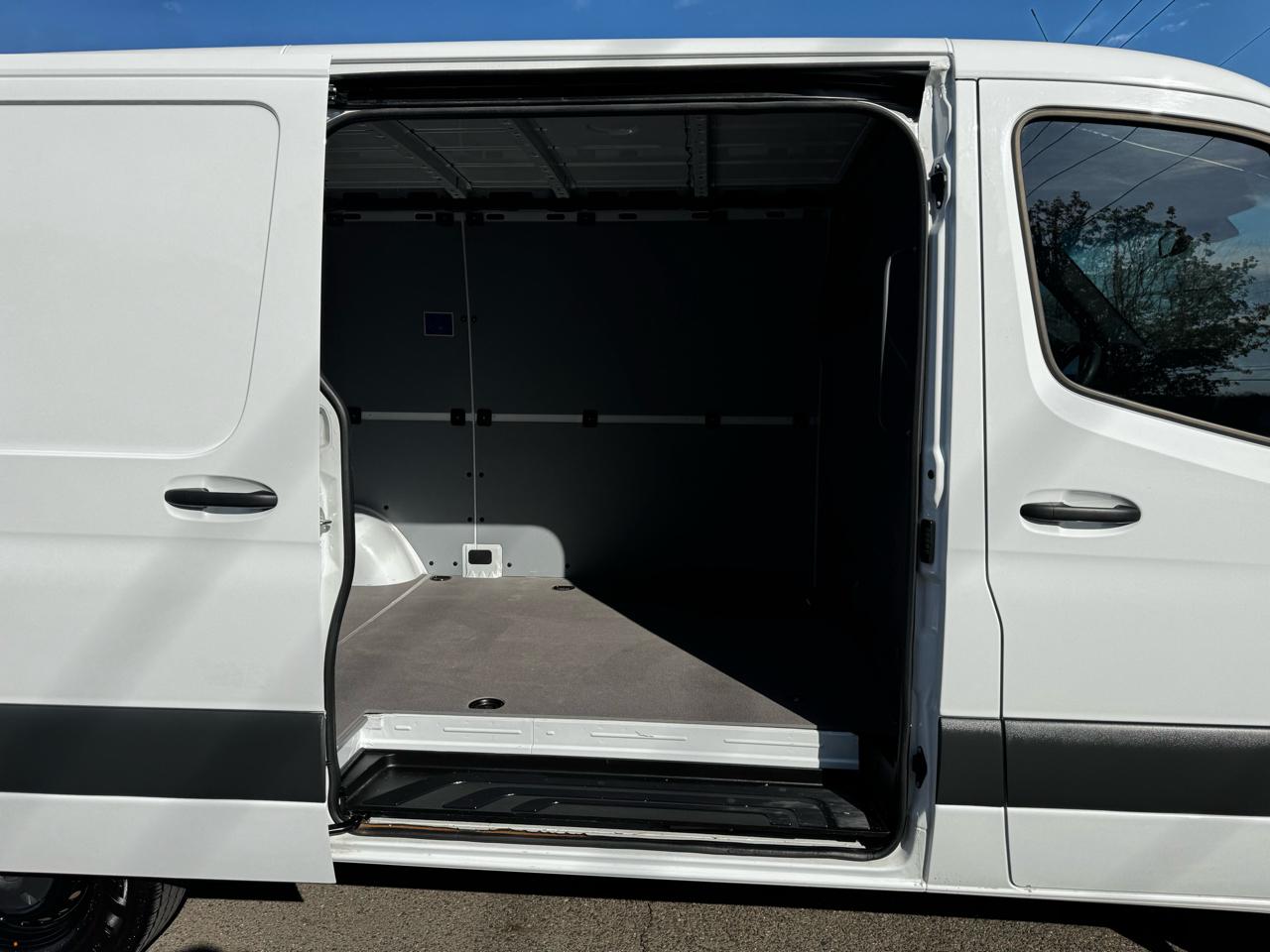 Mercedes-Benz Sprinter Cargo Van 2500 Standard Roof I4 Diesel 144" RWD 2025