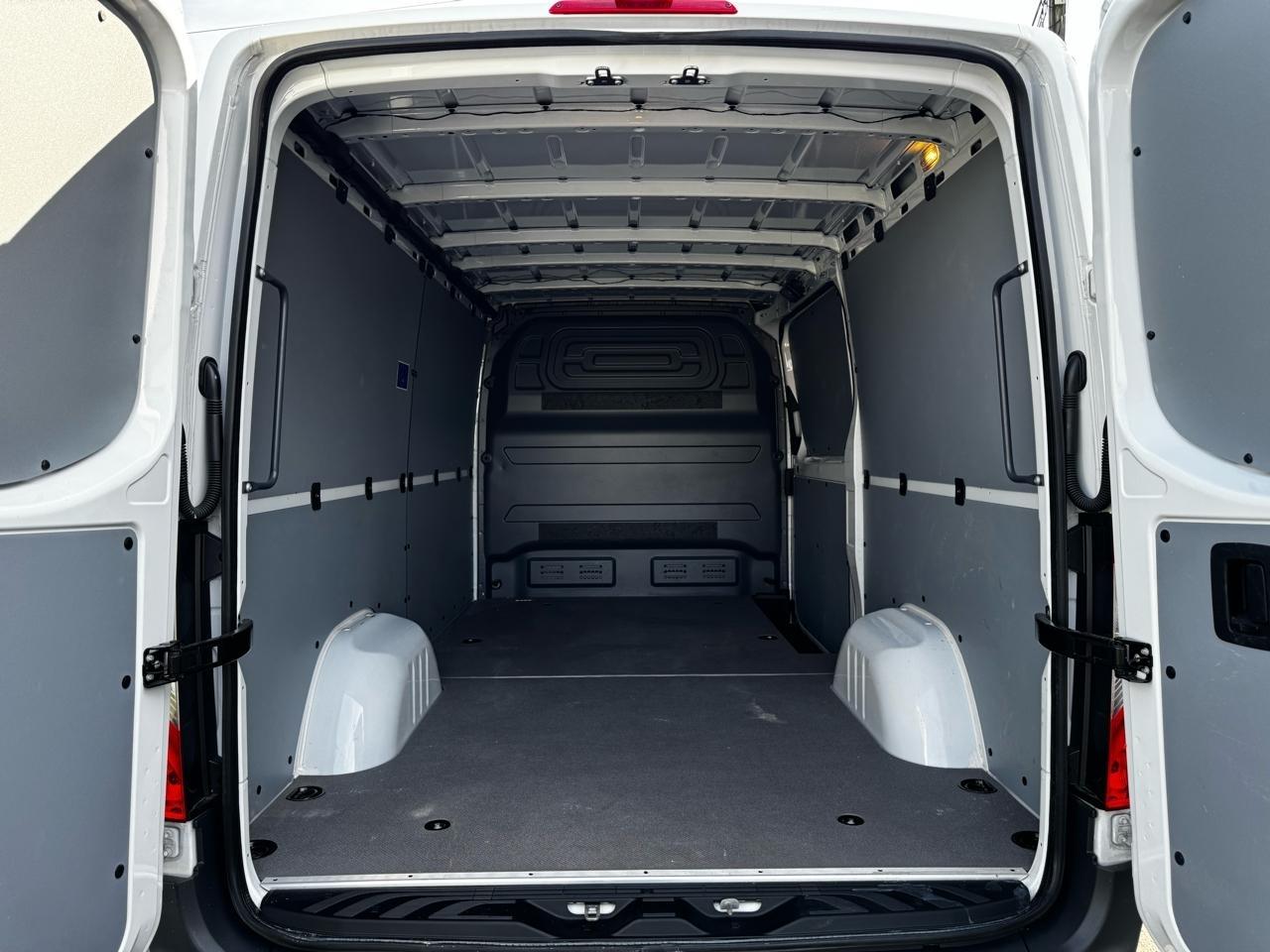 Mercedes-Benz Sprinter Cargo Van 2500 Standard Roof I4 Diesel 144" RWD 2025