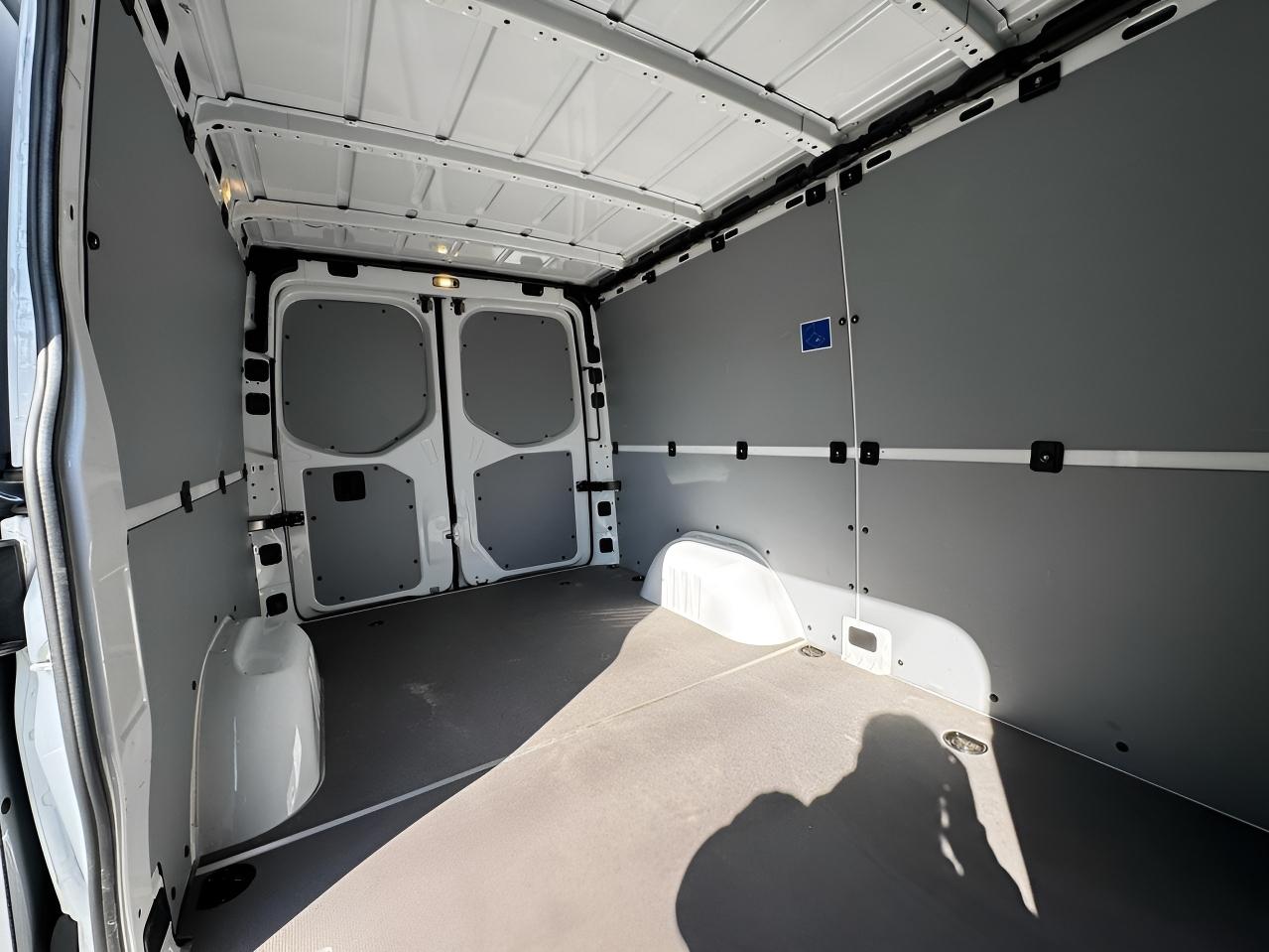 Mercedes-Benz Sprinter Cargo Van 2500 Standard Roof I4 Diesel 144" RWD 2025