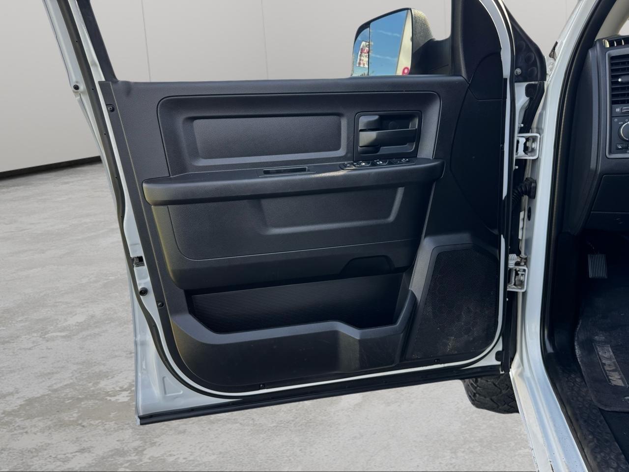 RAM 3500 Tradesman 4x2 Crew Cab 8' Box 2018