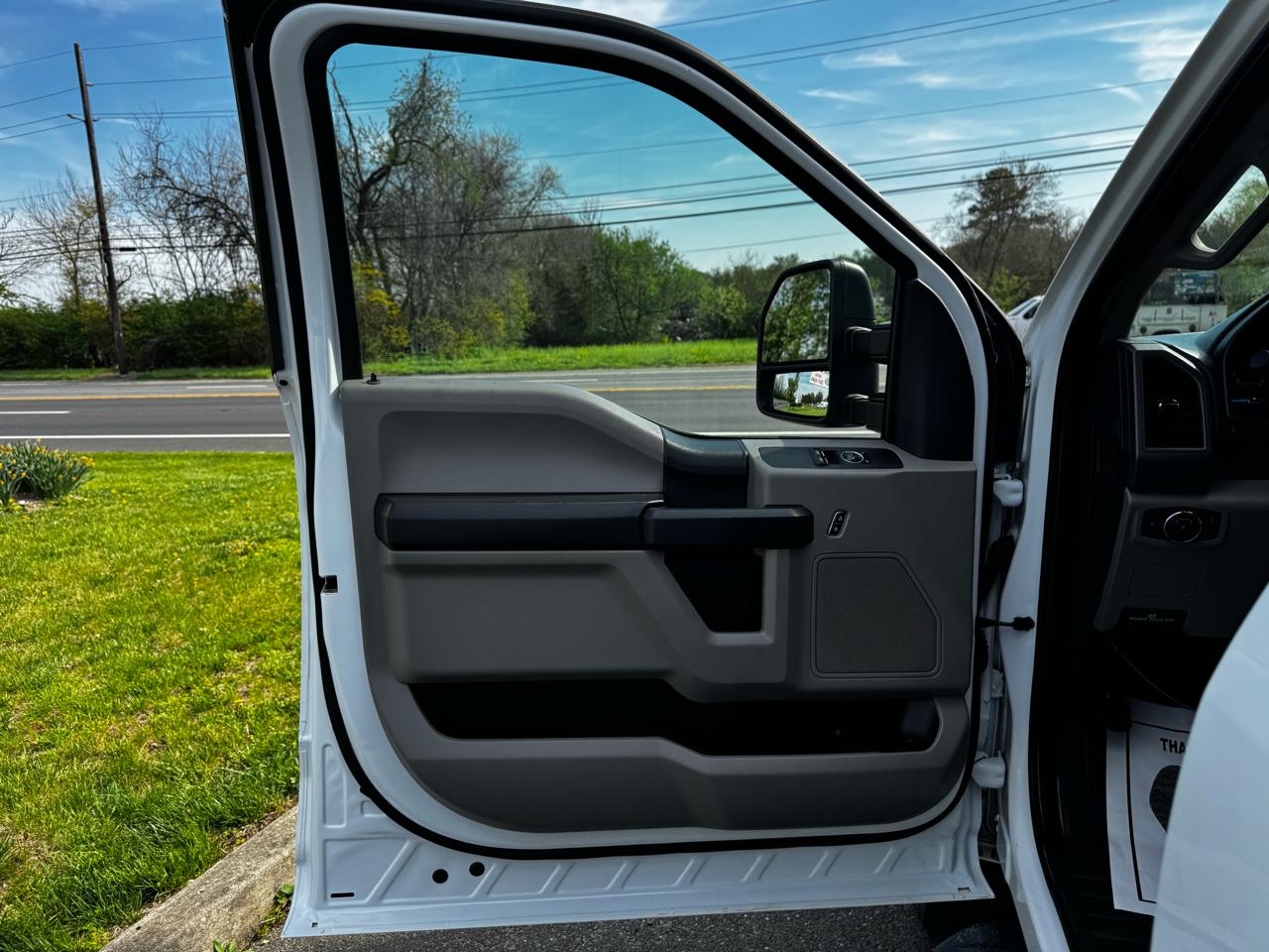 Ford Super Duty F-350 SRW XLT 4WD Reg Cab 8' Box 2022