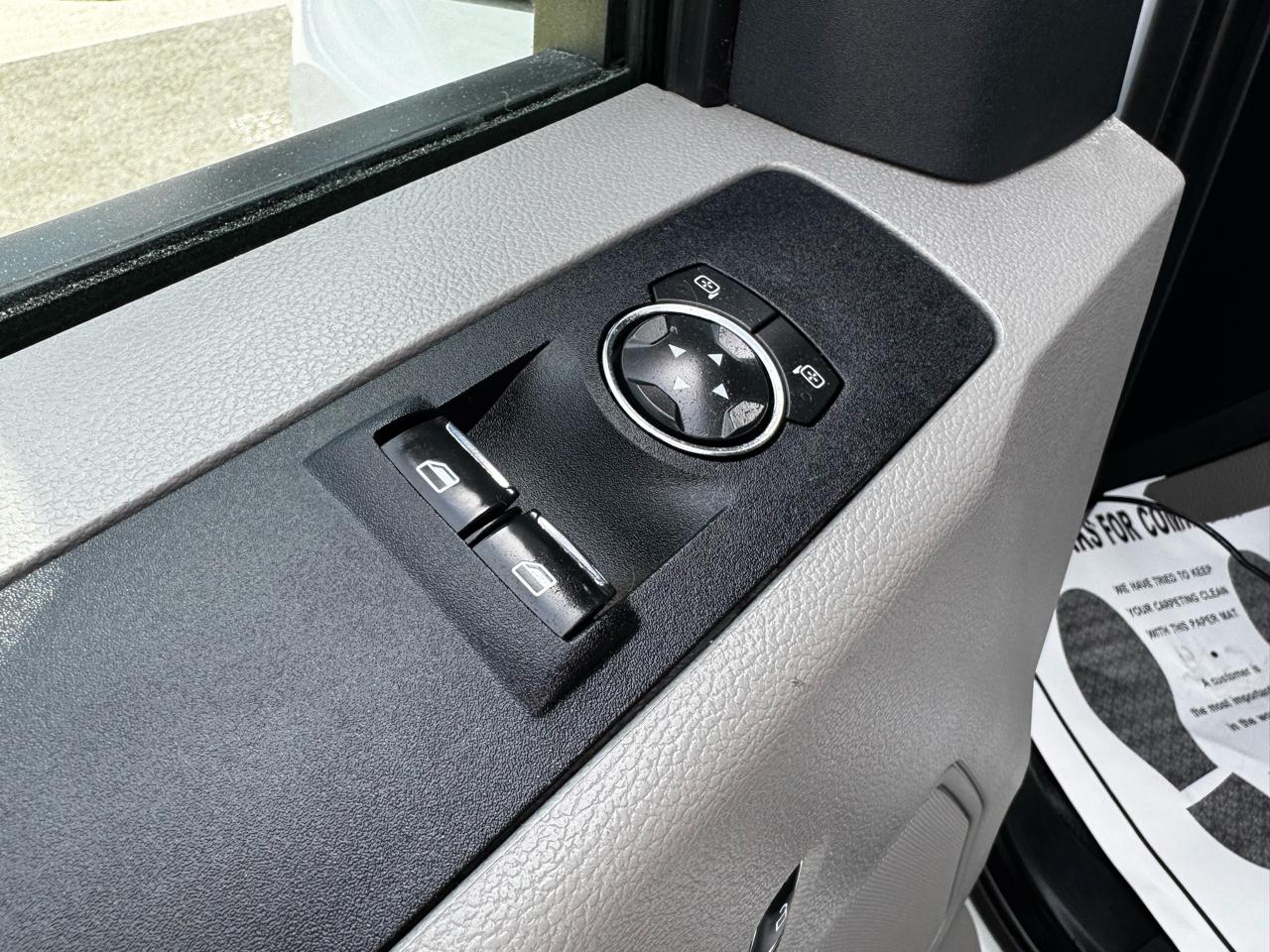 Ford Super Duty F-350 SRW XLT 4WD Reg Cab 8' Box 2022