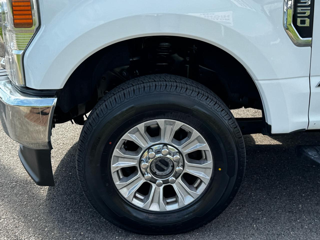 Ford Super Duty F-350 SRW XLT 4WD Reg Cab 8' Box 2022