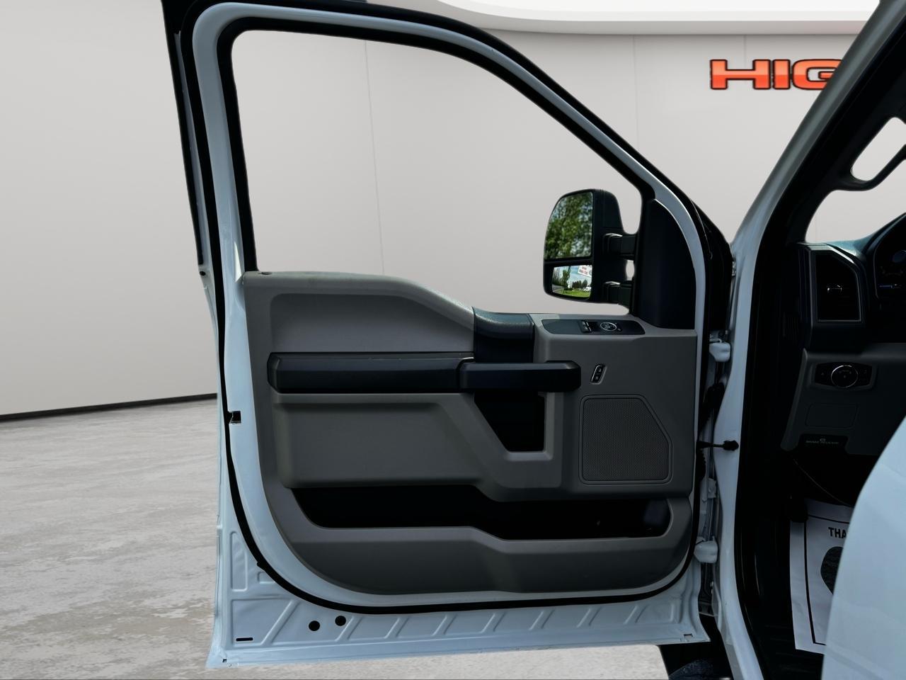 Ford Super Duty F-350 SRW XLT 4WD Reg Cab 8' Box 2022