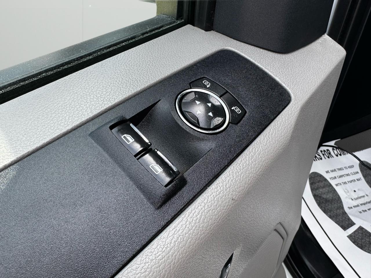 Ford Super Duty F-350 SRW XLT 4WD Reg Cab 8' Box 2022