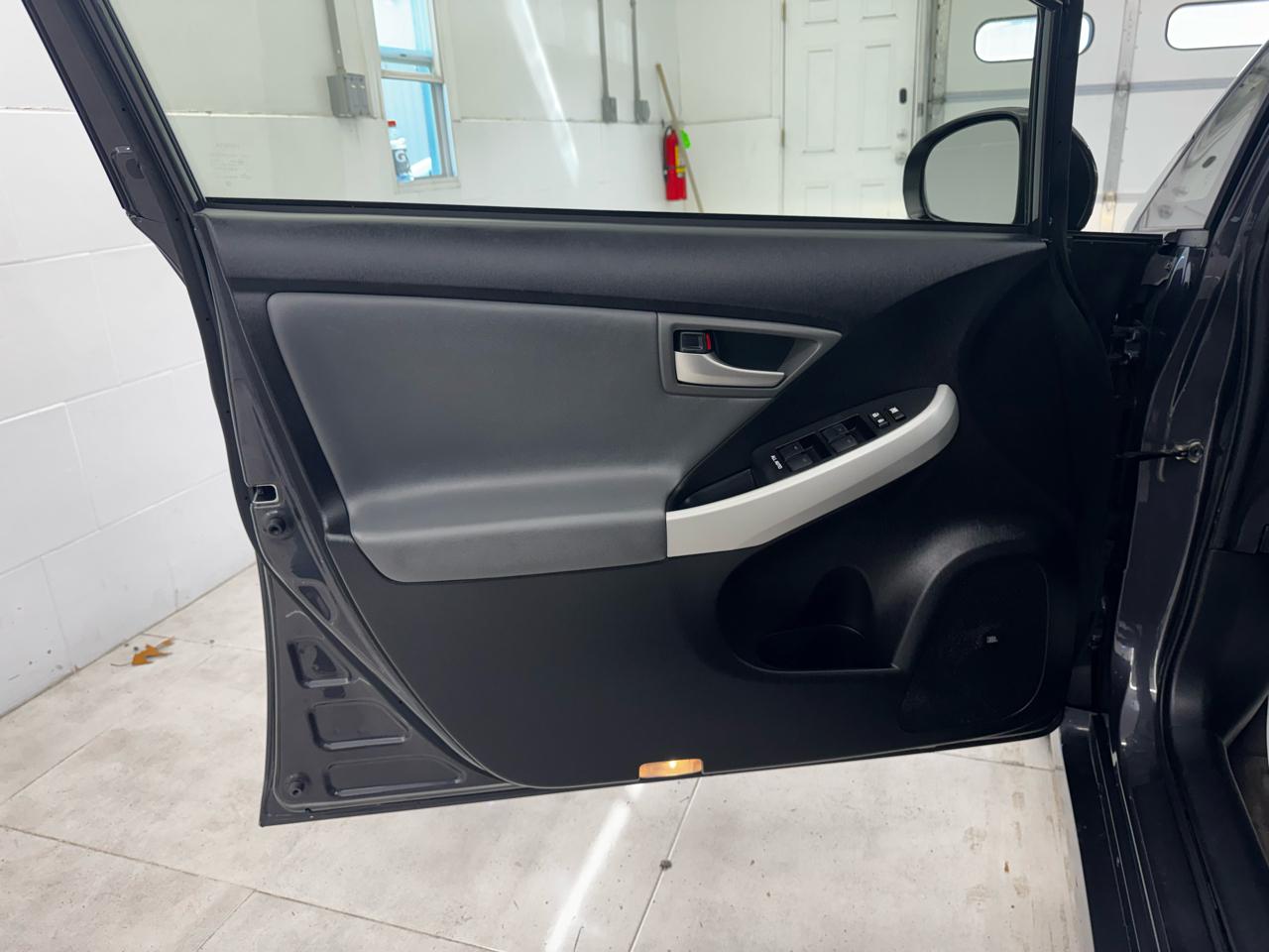 Toyota Prius 5dr HB Three (Natl) 2012