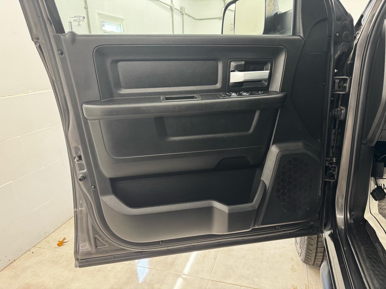 RAM 2500 Tradesman 4x4 Crew Cab 6'4" Box 2019