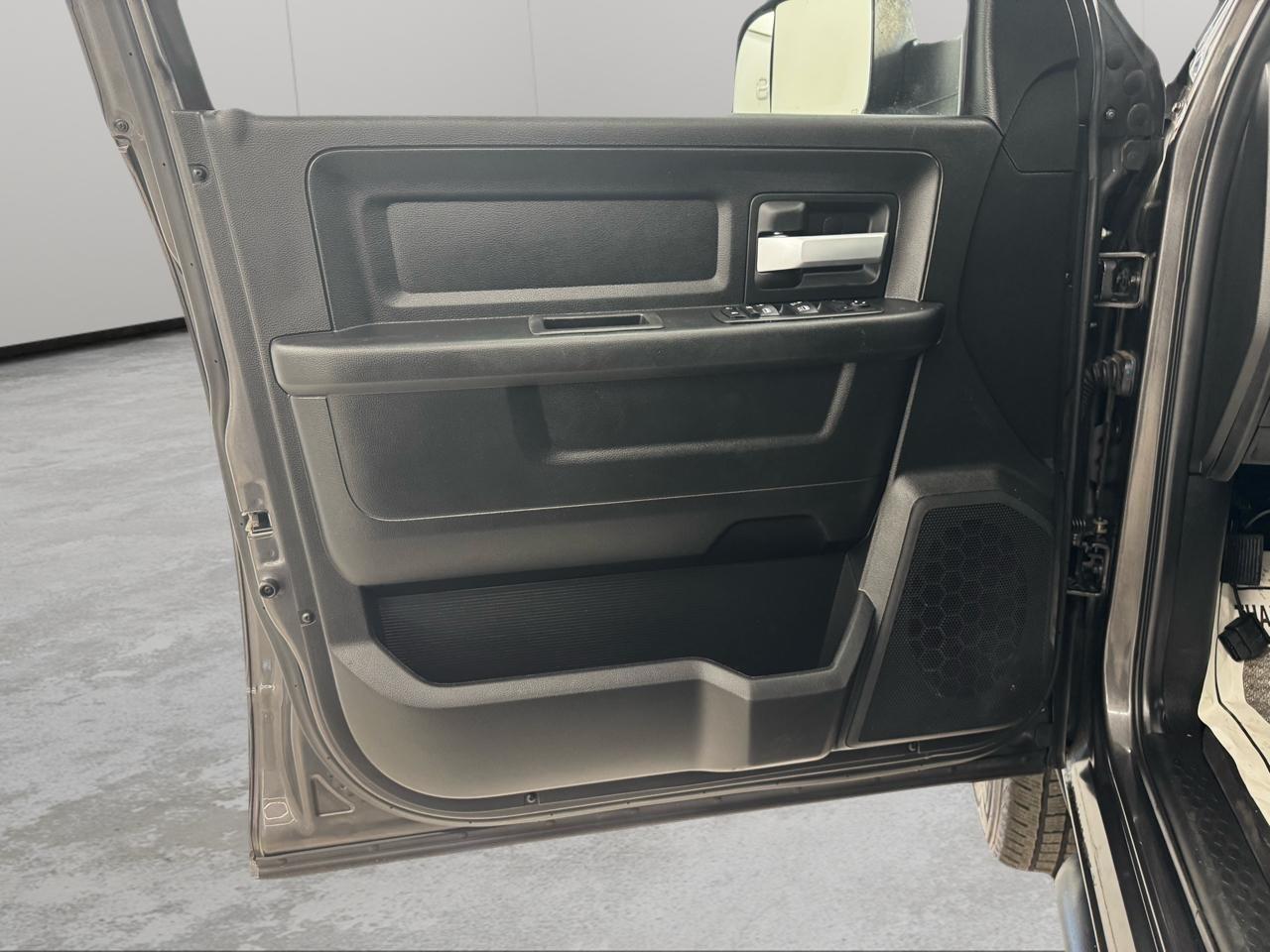 RAM 2500 Tradesman 4x4 Crew Cab 6'4" Box 2019