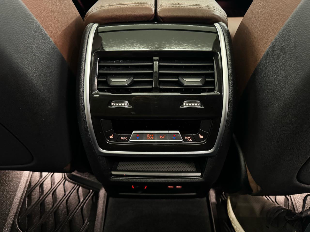 BMW X7 xDrive40i Sports Activity Vehicle 2021