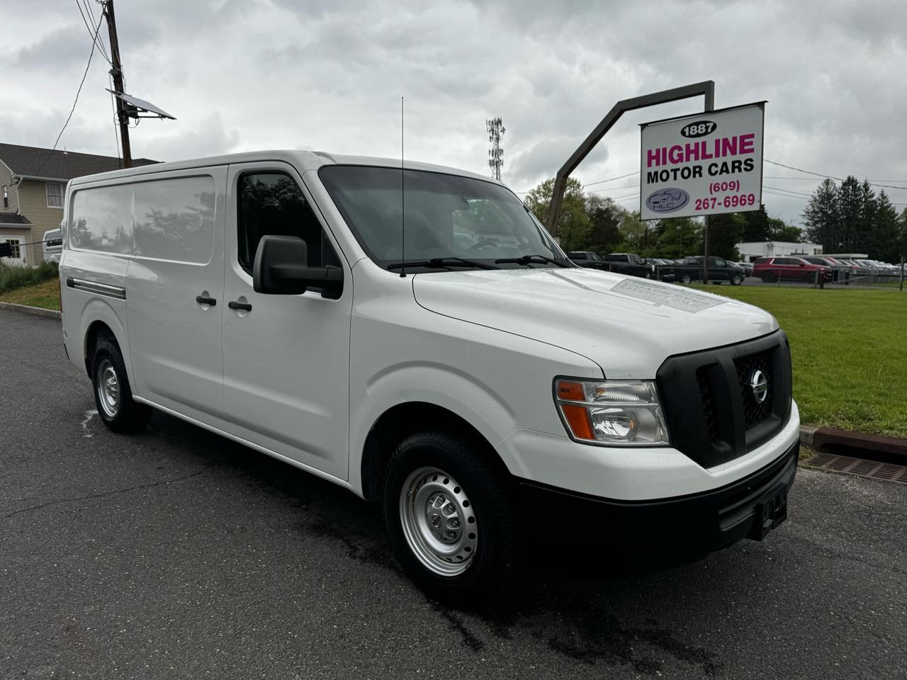 Nissan NV Standard Roof 1500 V6 SV 2014