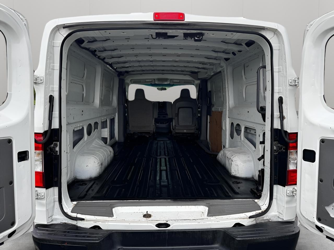 Nissan NV Standard Roof 1500 V6 SV 2014