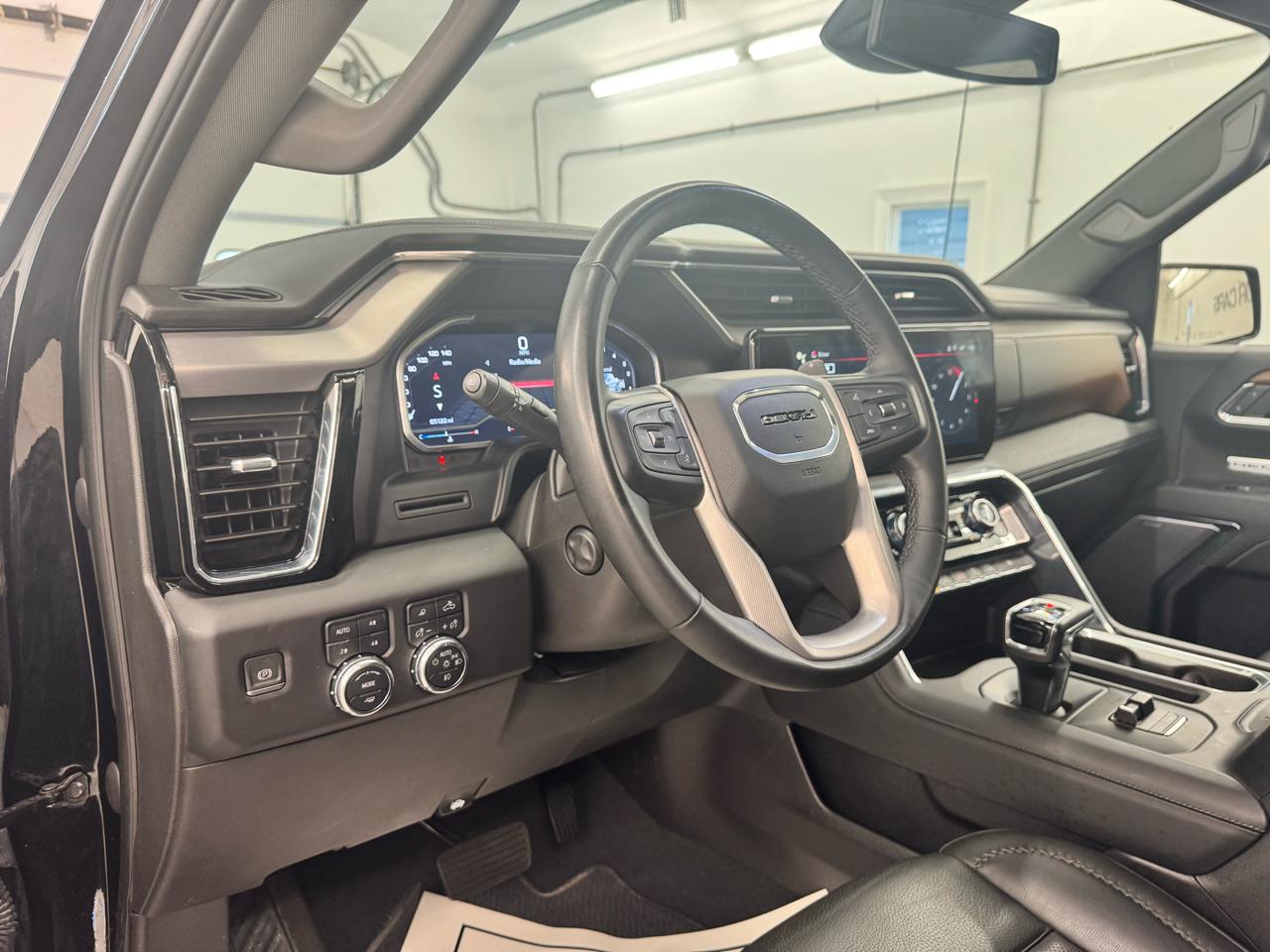 GMC Sierra 1500 4WD Crew Cab 157" Denali 2023