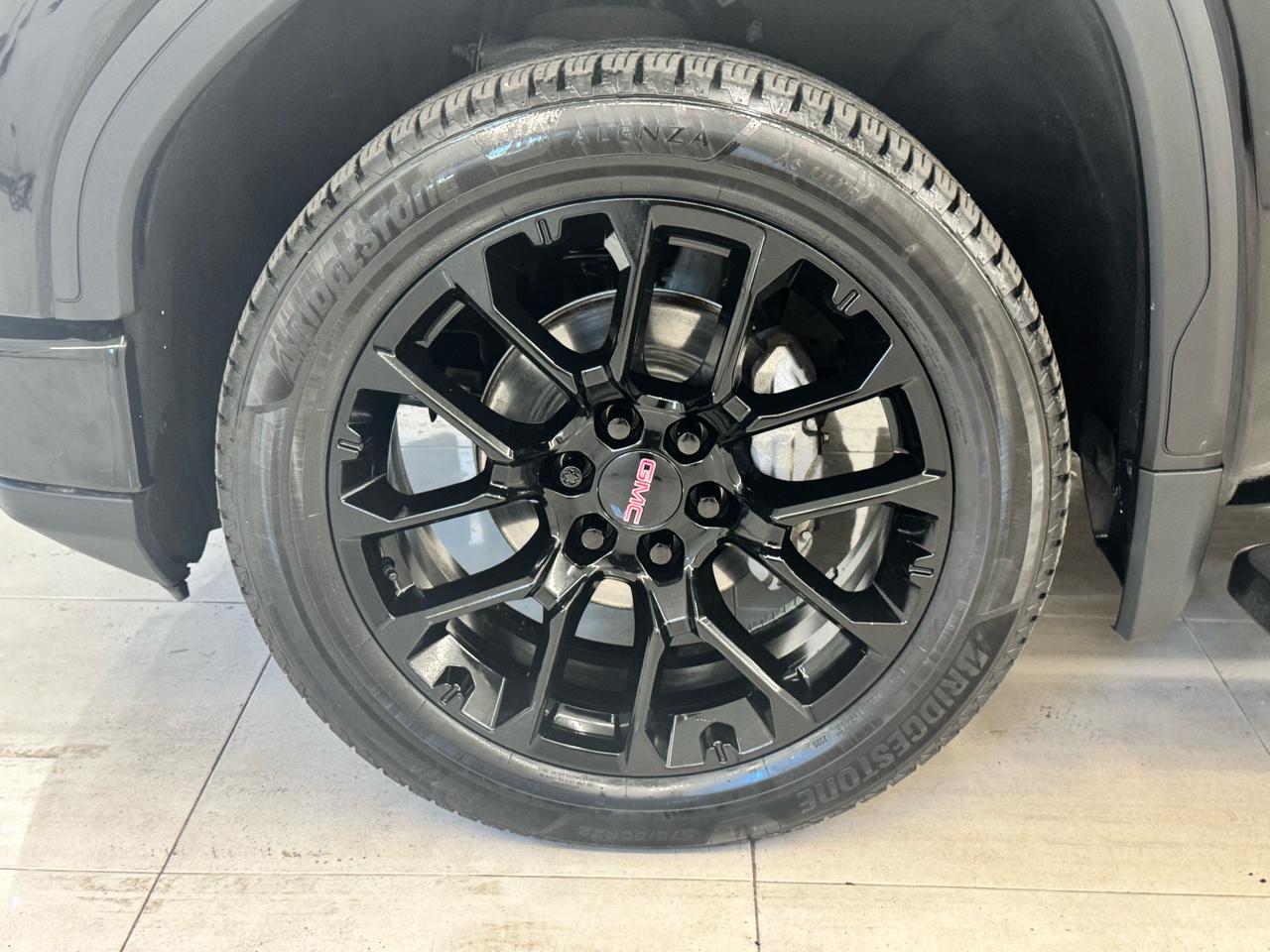 GMC Sierra 1500 4WD Crew Cab 157" Denali 2023