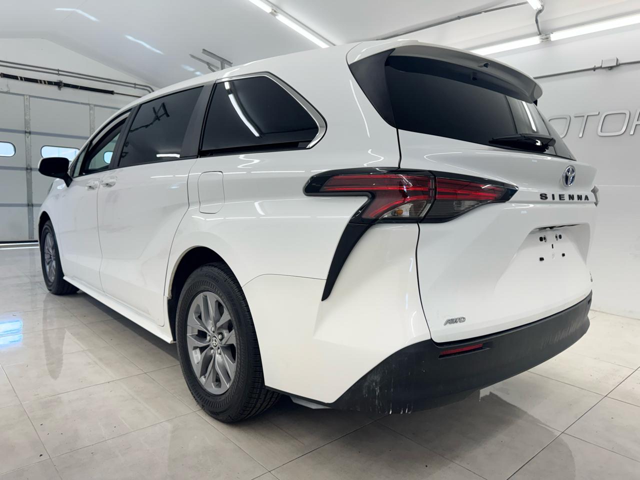 Toyota Sienna LE AWD 8-Passenger (Natl) 2022