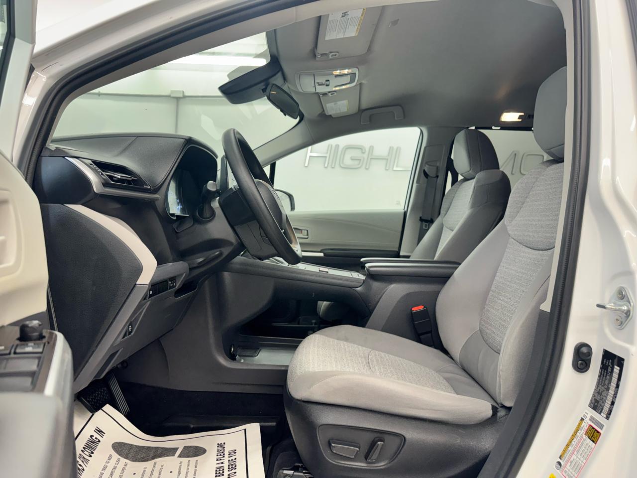 Toyota Sienna LE AWD 8-Passenger (Natl) 2022