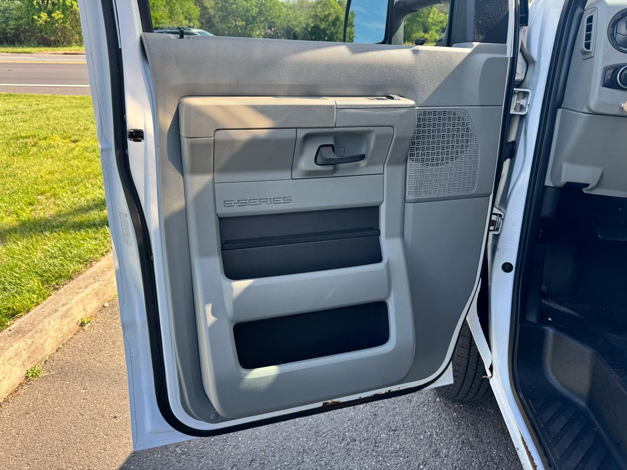 Ford E-Series Cutaway E-350 SRW 138" WB 2021