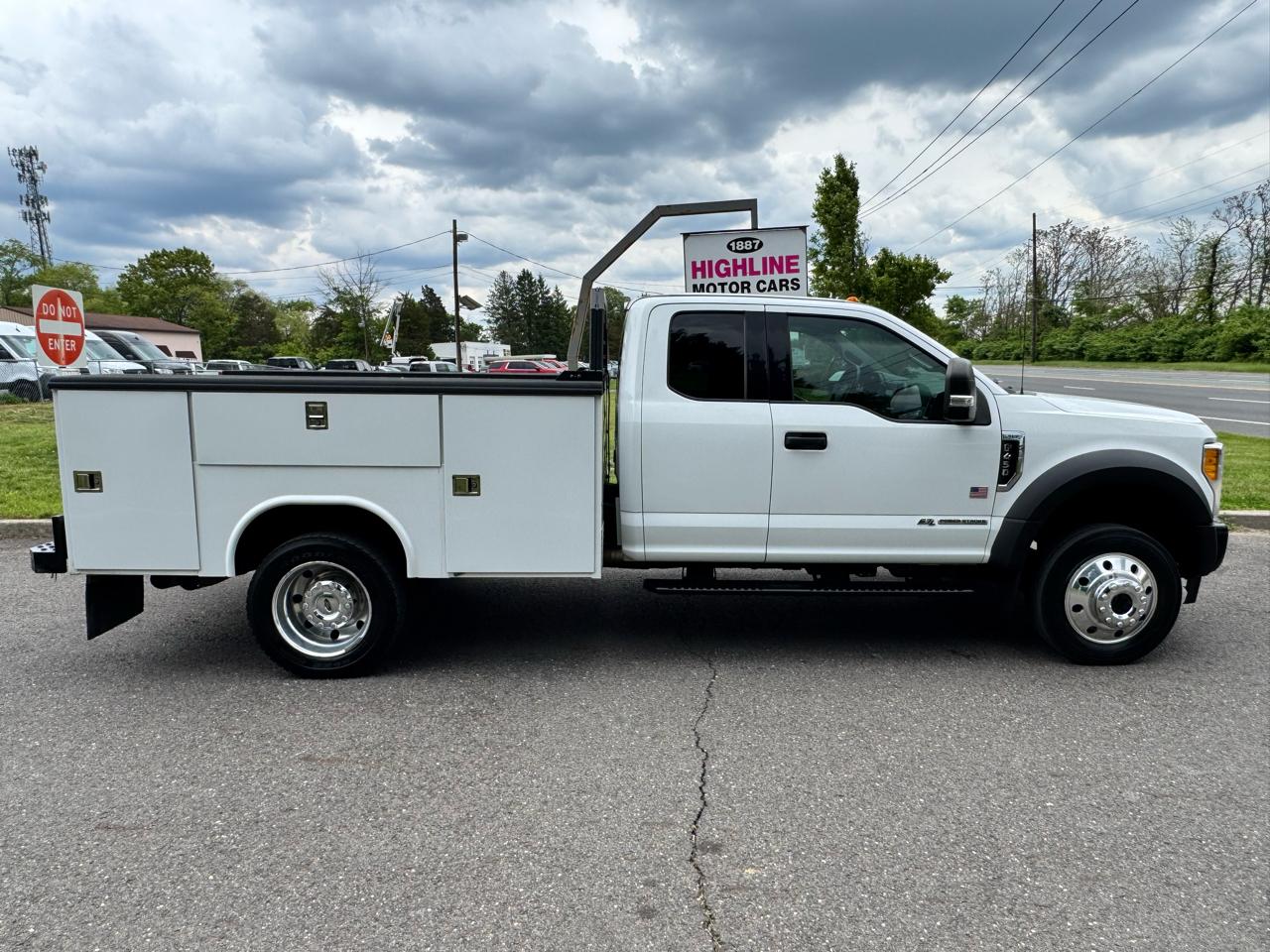 Ford Super Duty F-450 DRW XLT 4WD SuperCab 168" WB 60" CA XLT 2017