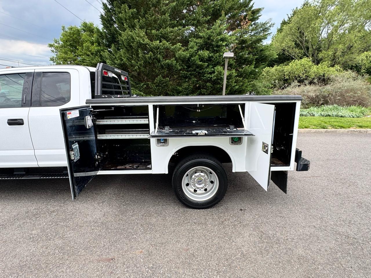 Ford Super Duty F-450 DRW XLT 4WD SuperCab 168" WB 60" CA XLT 2017