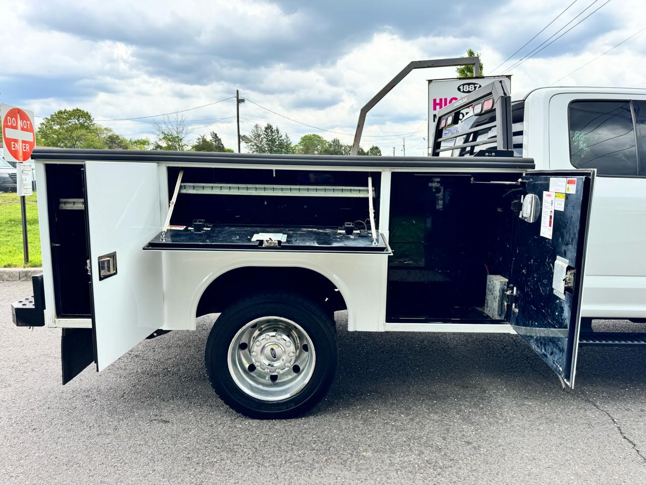 Ford Super Duty F-450 DRW XLT 4WD SuperCab 168" WB 60" CA XLT 2017