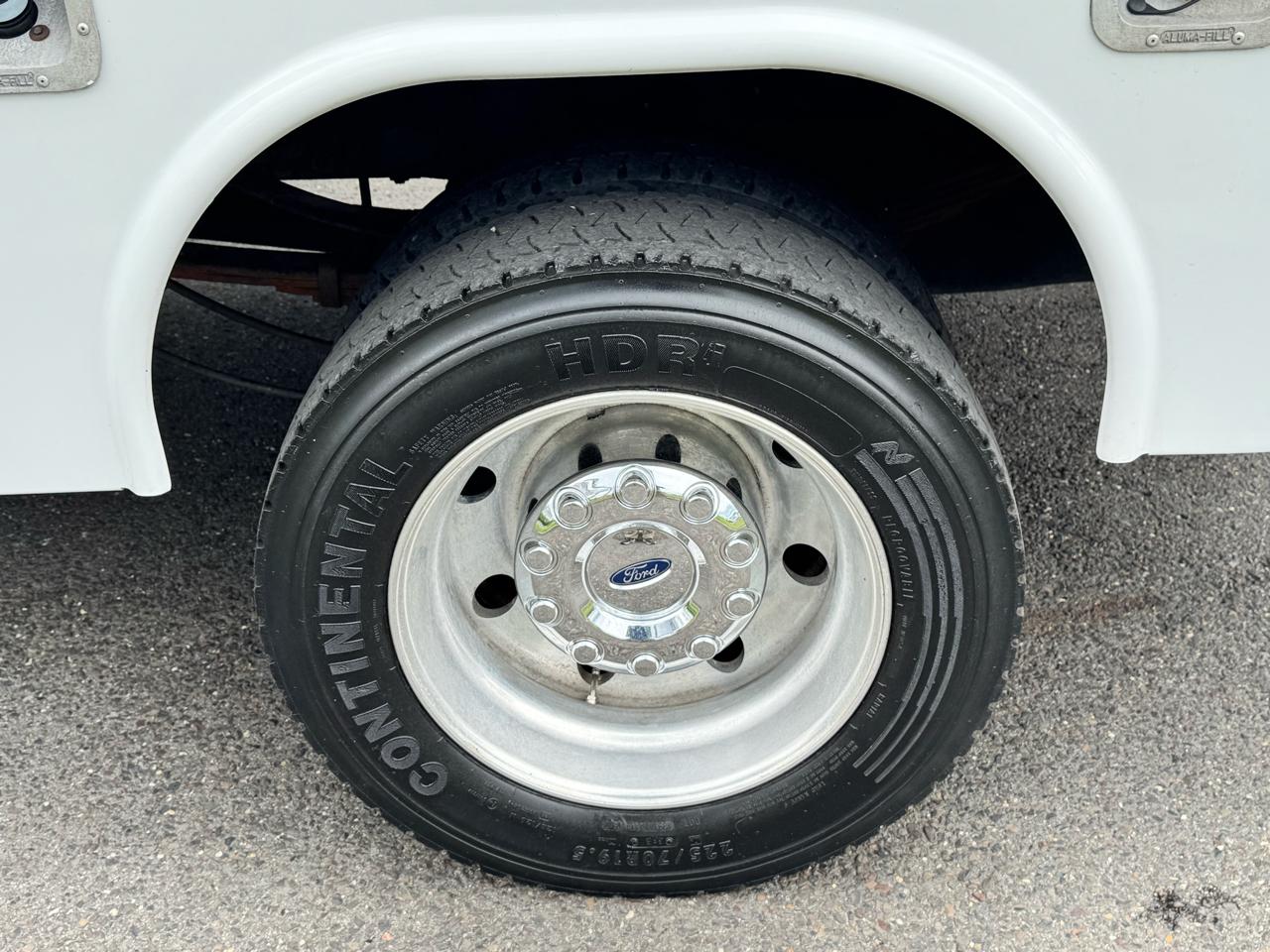 Ford Super Duty F-450 DRW XLT 4WD SuperCab 168" WB 60" CA XLT 2017