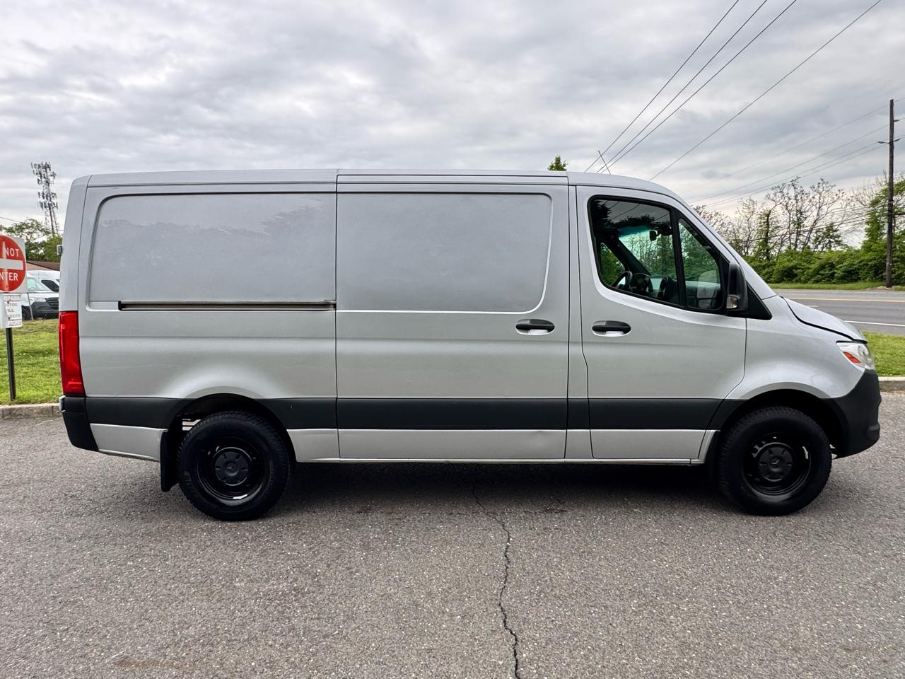 Mercedes-Benz Sprinter Cargo Van 1500 Standard Roof I4 144" RWD 2019