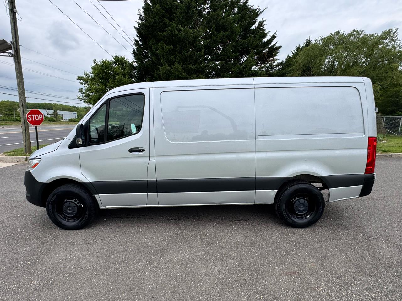 Mercedes-Benz Sprinter Cargo Van 1500 Standard Roof I4 144" RWD 2019