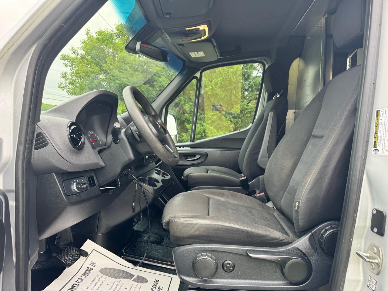 Mercedes-Benz Sprinter Cargo Van 1500 Standard Roof I4 144" RWD 2019