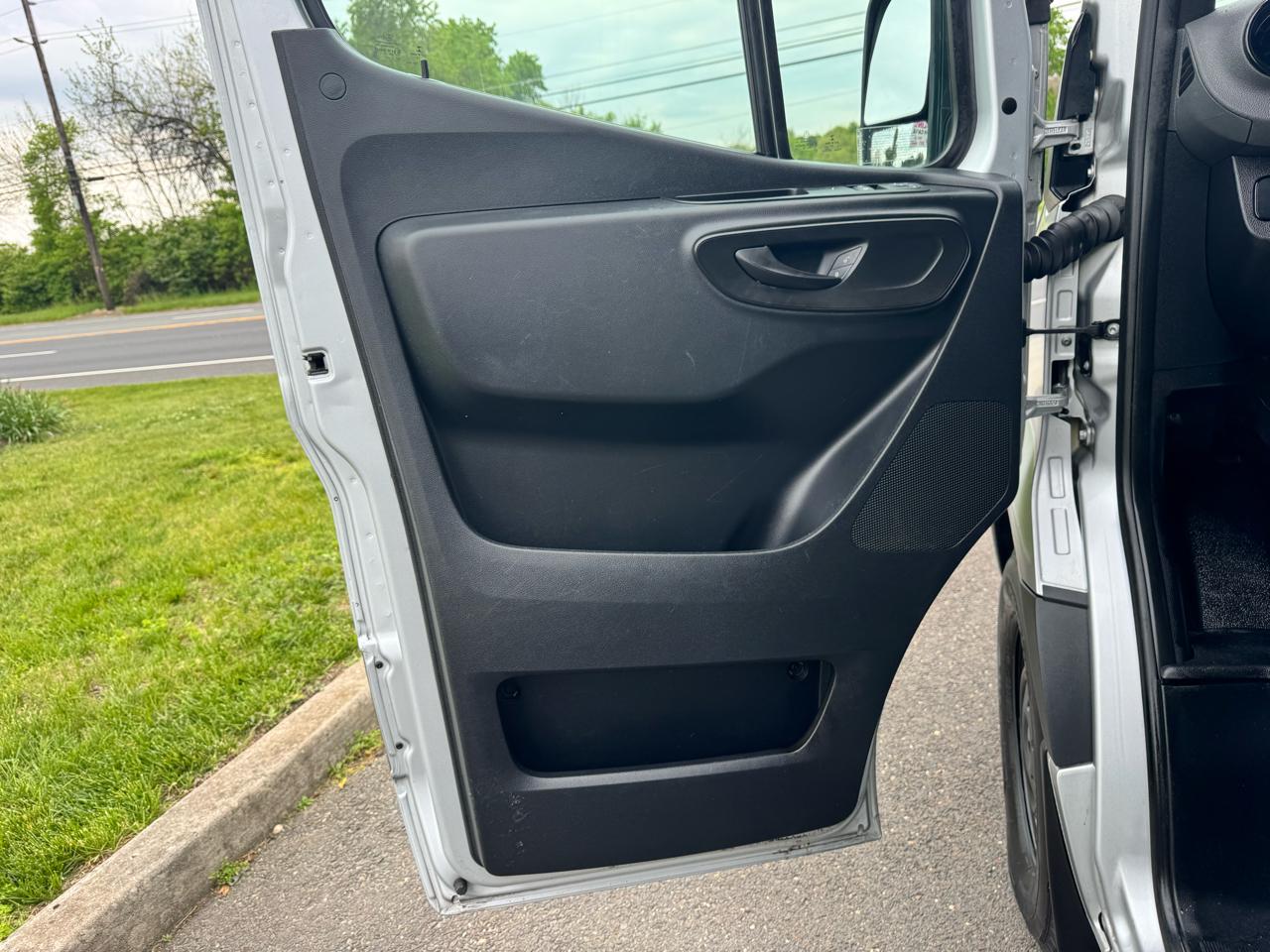 Mercedes-Benz Sprinter Cargo Van 1500 Standard Roof I4 144" RWD 2019