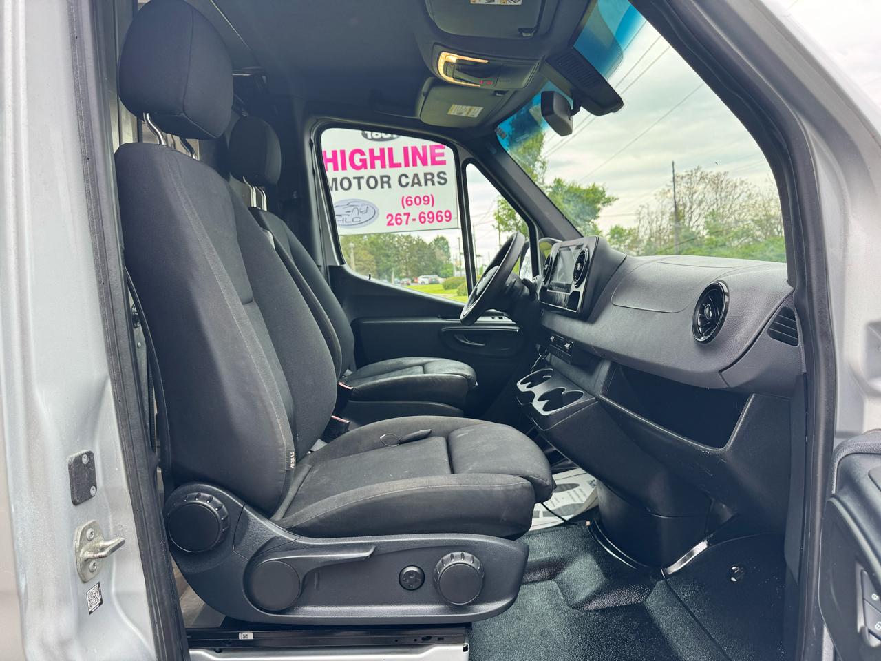 Mercedes-Benz Sprinter Cargo Van 1500 Standard Roof I4 144" RWD 2019