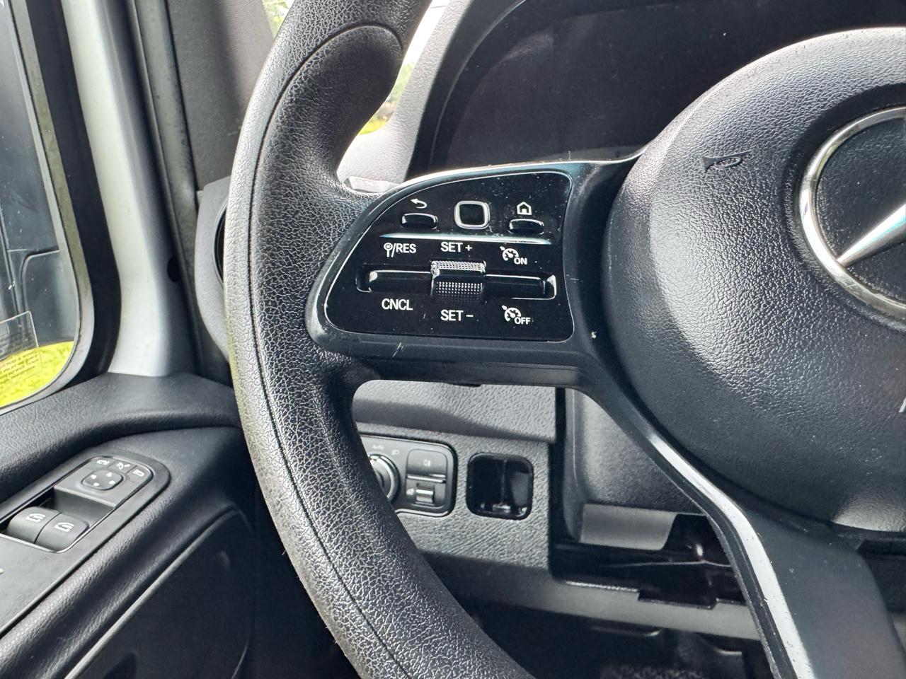 Mercedes-Benz Sprinter Cargo Van 1500 Standard Roof I4 144" RWD 2019
