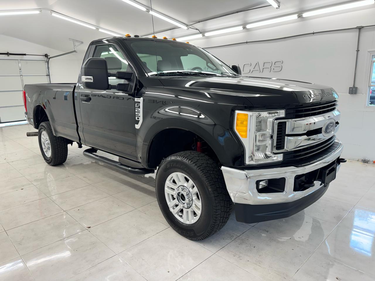 Ford Super Duty F-250 SRW XLT 4WD Reg Cab 8' Box 2017