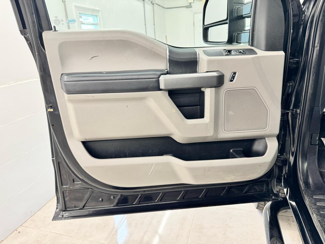 Ford Super Duty F-250 SRW XLT 4WD Reg Cab 8' Box 2017