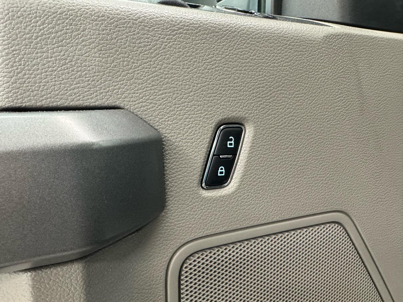 Ford Super Duty F-250 SRW XLT 4WD Reg Cab 8' Box 2017