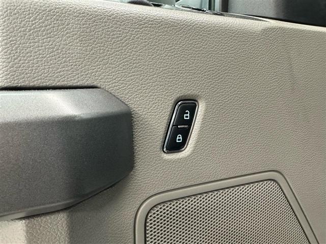 Ford Super Duty F-250 SRW XLT 4WD Reg Cab 8' Box 2017